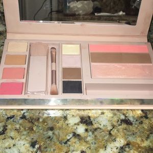 Gigi Hadid  Maybelline pallet